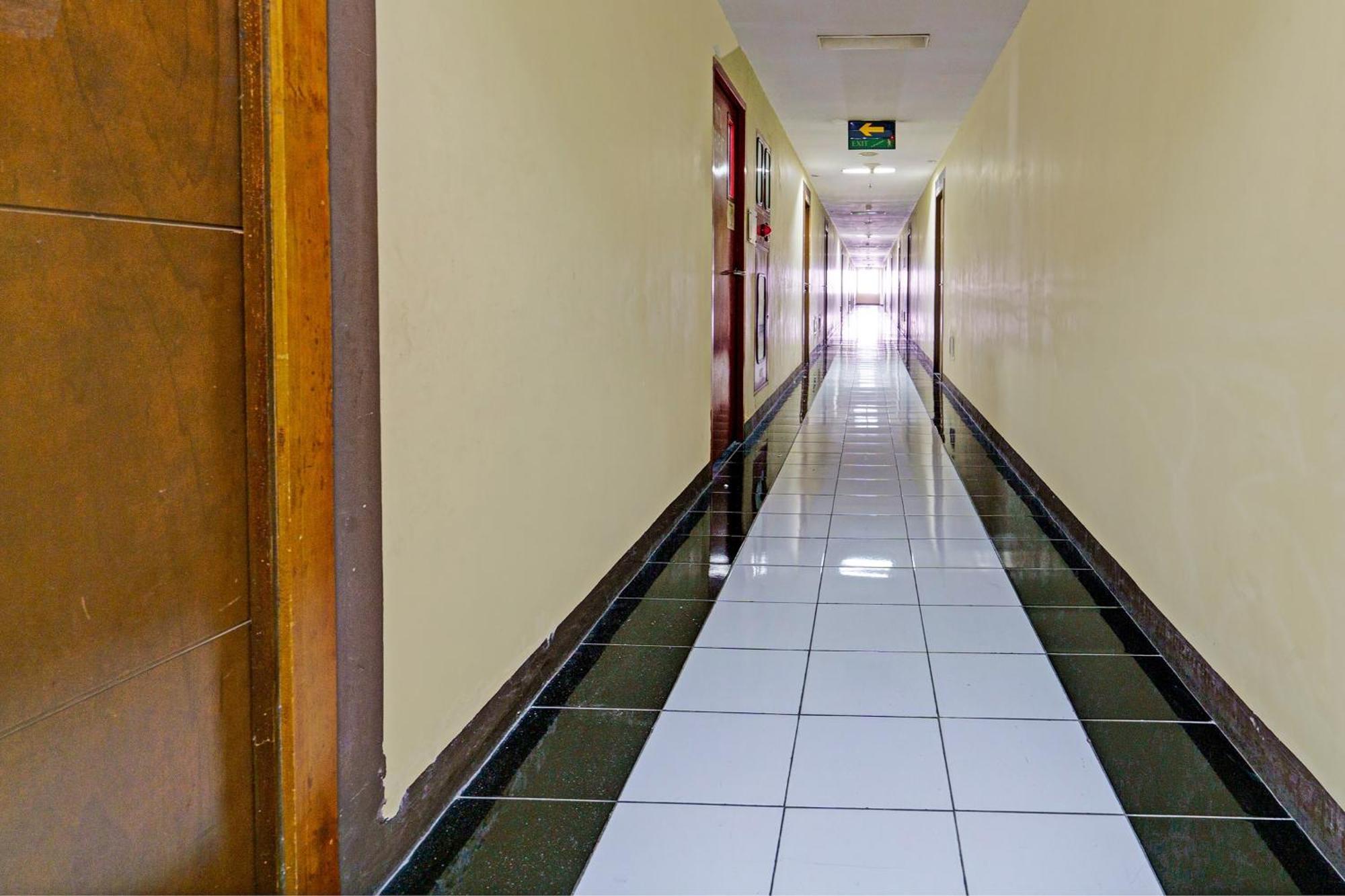 Oyo Life 93170 Apartement Gateway Cicadas By Mr Pro Bandung Exterior foto